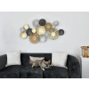 Ambiente living dai colori tenui valorizzato con quadro in metallo Composizione Arabeggiante su parete sopra divano