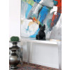 Ambiente living con arredo moderno impreziosito con piccola scultura di bulldog francese nero in posizione seduta