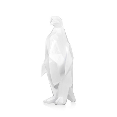 Scultura in resina con un Pinguino sfaccettato bianco posto accanto ad un divano moderno