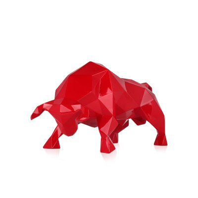 Scultura in resina rossa rappresentante la figura sfaccettata di un toro