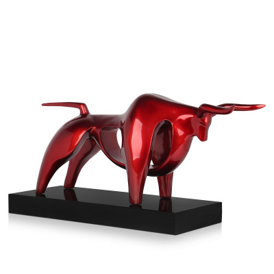 Toro rosso metallizzato con lunghe corna in avanti