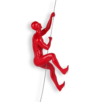 Scultura in resina di colore rosso appesa a parete con scalatore