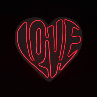 Scritta led luminosa da parete con sagoma a forma di cuore e dicitura “Love”