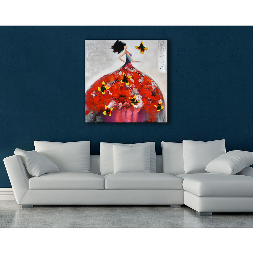 Quadro dipinto a mano ritraente donna con vestito vaporoso rosso e farfalle nella fantasia posizionato in salotto con parete blu e divano bianco