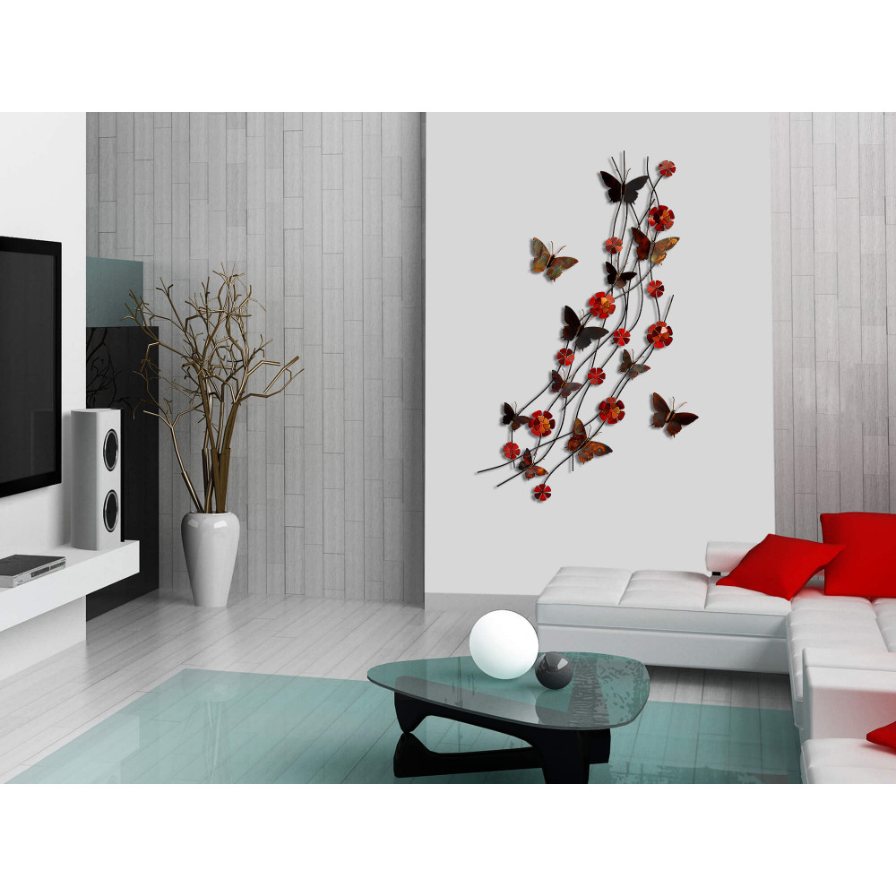 Ambiente living moderno impreziosito da scultura metallica da parete con farfalle variopinte in volo