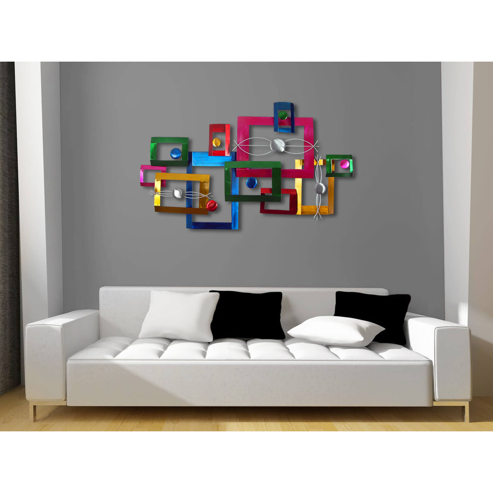 Composizione di quadrati e sfere appesa sulla parete di una stanza