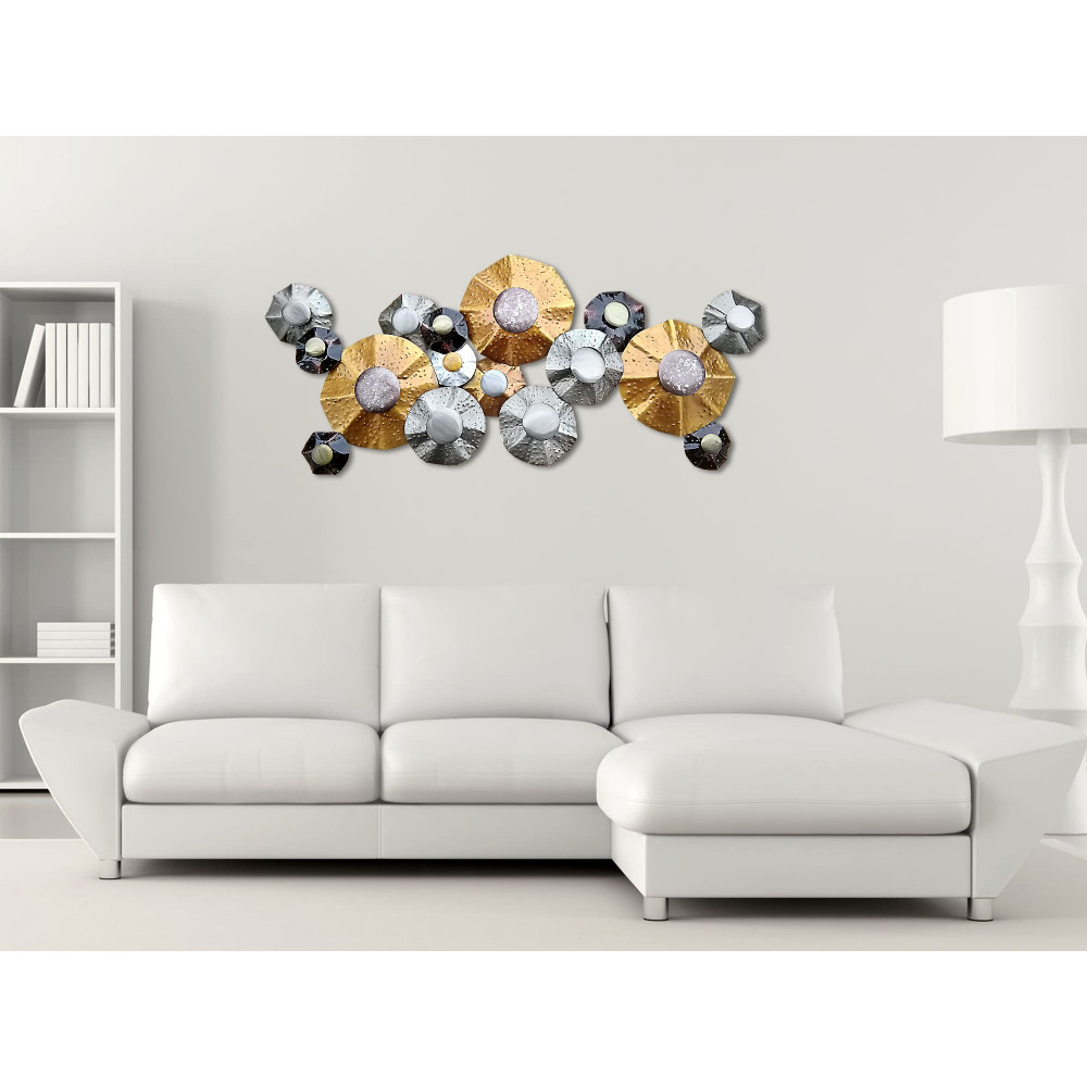 Salotto in stile moderno impreziosito con composizione metallica a parete con cerchi multicolore