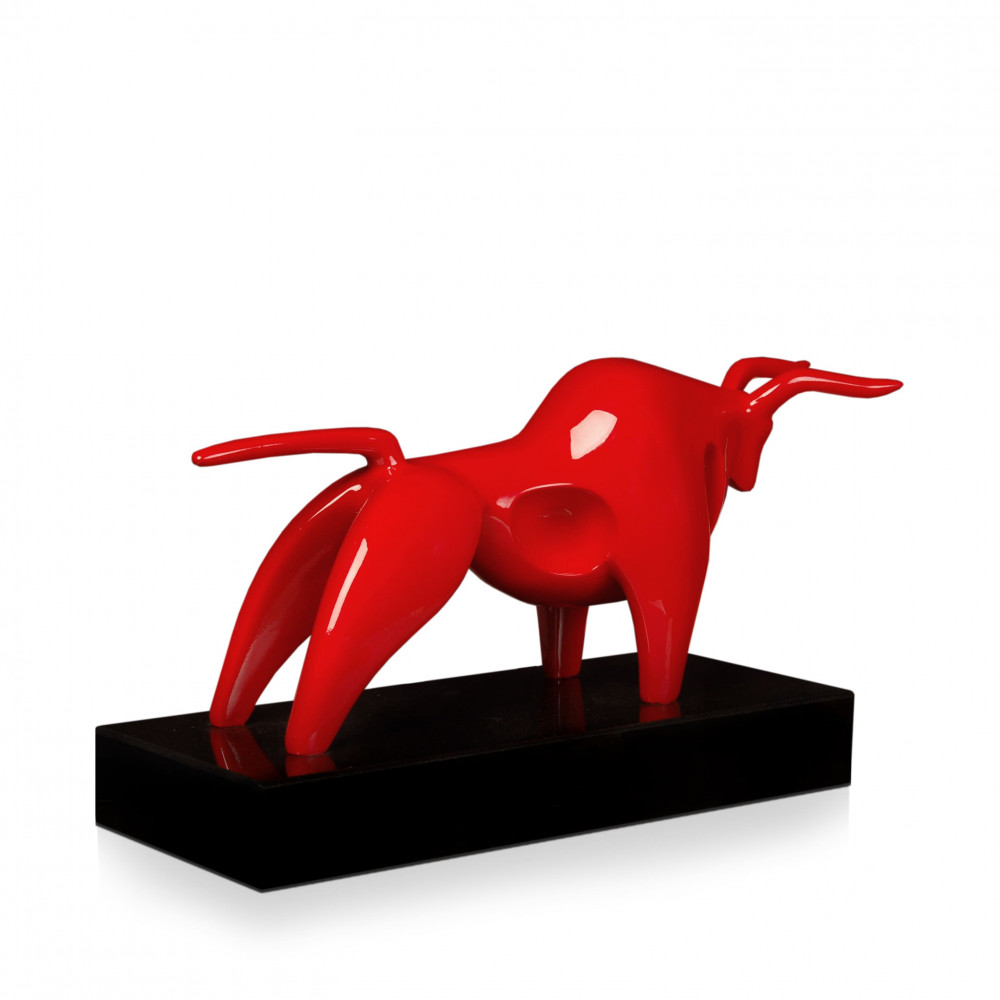 Vista posteriore di composizione in resina rappresentante un toro rosso dai tratti minimal