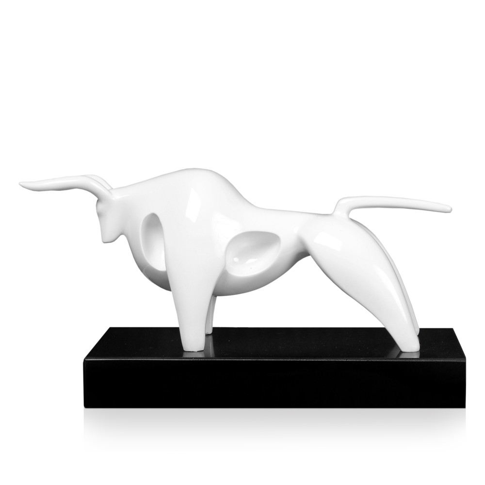 Profilo laterale di una piccola scultura in resina con soggetto un toro dalle forme massicce
