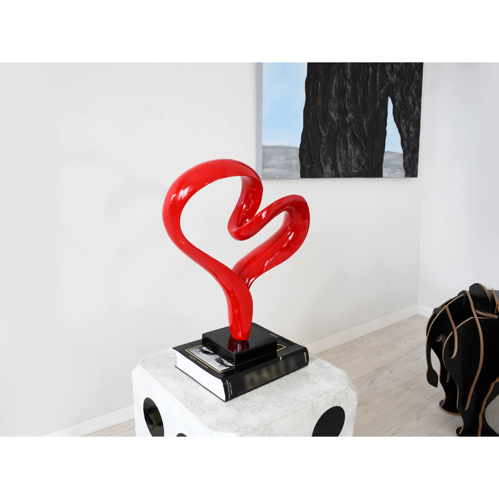 Ambiente living con tavolino decorato con statuetta a forma di cuore rosso in resina
