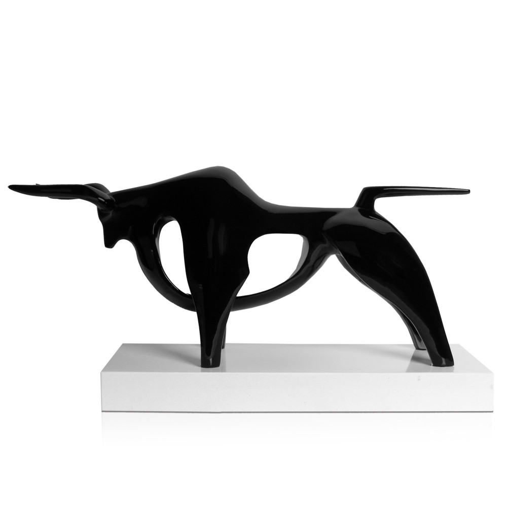 Statua nera di un toro astratto