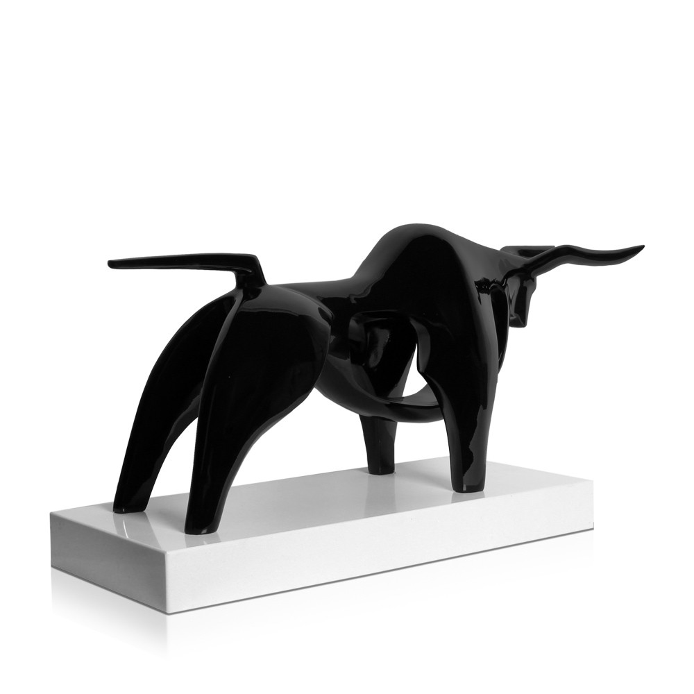 Statua di colore nero con figura di toro