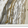 Particolare di quadro materico astratto che illustra l'effetto irregolare e a rilievo delle pennellate dorate