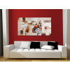Dipinto astratto toni caldi e inserti metallici collocato su una parete rossa in ambiente living con divano bianco