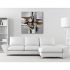 Dipinto astratto su sfondo grigio valorizzato con inserti metallici appeso a parete bianca in ambiente living bianco