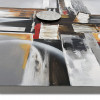 Dettaglio colori e inserti metallici del dipinto astratto su sfondo grigio