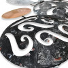 Dettaglio di scultura in metallo con dischi traforati in colore nero, grigio e ambrato