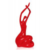 Scultura moderna in resina rossa laccata raffigurante una donna con le braccia distese verso l'alto