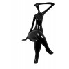 statua di donna seduta con gambe accavallate in resina nera