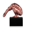 piccola statua di resina con la figura di un uomo accovacciato bronzo effetto metallo