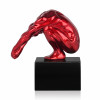 piccola statua di resina con la figura di un uomo accovacciato rosso metalizzato
