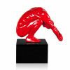Statuetta in resina rossa ad effetto laccato di uomo accovacciato con testa china