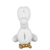 Vista frontale di statuetta in resina bianca raffigurante un palloncino a forma di cane con osso color oro