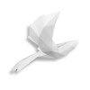 Una scultura bianca in resina raffigurante un uccello realizzato con tecnica origami