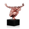 Statua in resina color bronzo con un uomo in equilibrio e con le braccia aperte