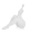 Statuetta moderna con rivestimento bianco laccato di figura femminile seduta con ginocchia al petto