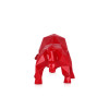 Il profilo di un toro riprodotto in forma sfaccettata in questa statua realizzata in resina rossa