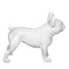 Vista laterale di scultura ispirata a bulldog francese in colore bianco satinato