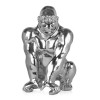 Statua effetto argento con un imponente orango rappresentato in modo realistico
