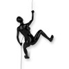 Scultura in resina di colore nero appesa a parete e raffigurante una donna nell'atto di scalare