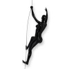 Figura femminile che si arrampica su una parete realizzata in resina nera laccata