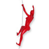 Figura femminile che si arrampica realizzata in resina rossa