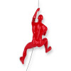 Profilo posteriore di statua rossa laccata che raffigura un uomo che si arrampica tenendosi aggrappato a una corda di metallo
