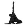 Scultura in resina di colore nero con figura di un uomo in ginocchio e con braccio verso sollevato verso il cielo