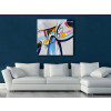 Grande quadro astratto su tela di forma quadrata appeso su una parete blu petrolio con divano bianco di design
