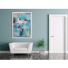 Ambiente living con poltroncina bianca valorizzato con dipinto materico astratto azzurro con bordi bianchi