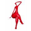 statua di donna seduta con gambe accavallate in resina rossa