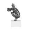 Statua in resina color grigio metallizzato con un uomo in equilibrio e con le braccia aperte