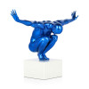 Statua in resina color azzurro con un uomo in equilibrio e con le braccia aperte
