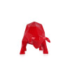 Scultura in resina rappresentante la figura sfaccettata di un toro su sfondo bianco che fa emergere il colore rosso