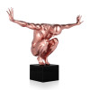 Statuetta in resina efetto metallo rosa con uomo seduto sui talloni
