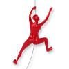 Scultura in resina di colore rosso appesa ad un mobile e raffigurante una donna nell'atto di scalare