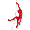 Scalatore appeso a una corda di metallo con braccio verso il basso realizzato in resina rossa laccata