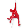 Profilo posteriore di scalatore in resina rossa laccata che si arrampica tenendosi aggrappato a un cavo di metallo