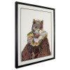 Collage tridimensionale di figura felina con corona, gorgiera e veste nobiliare su sfondo bianco