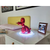 Comodino camera da letto con lampada scultura a forma di cane palloncino seduto rosso effetto metallo